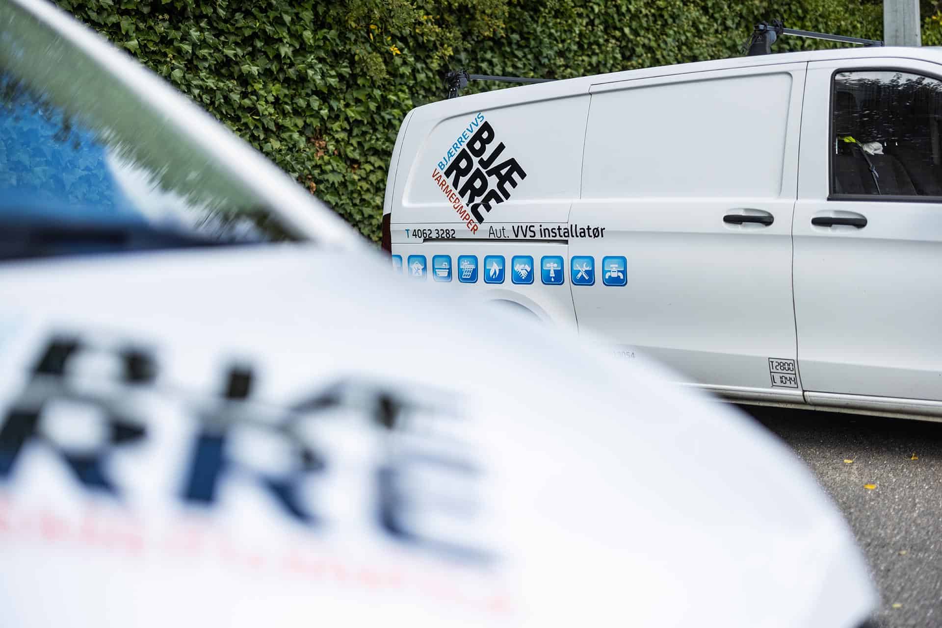 To ansatte og en firmabil for Bjærre VVS i Hornbæk, der står klar til at hjælpe med autoriseret VVS-arbejde.